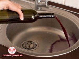 Nhận biết rượu vang bị hỏng?